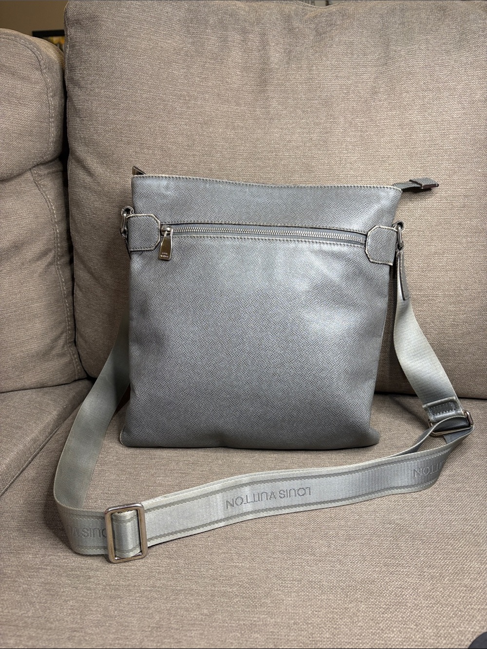 Louis Vuitton Taiga Sasha Gray Messenger Bag | COA